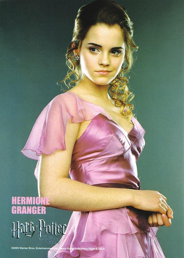 19. Emma Watson'ın Harry Potter ve Ateş Kadehi'nde giydiği bu pembe elbise