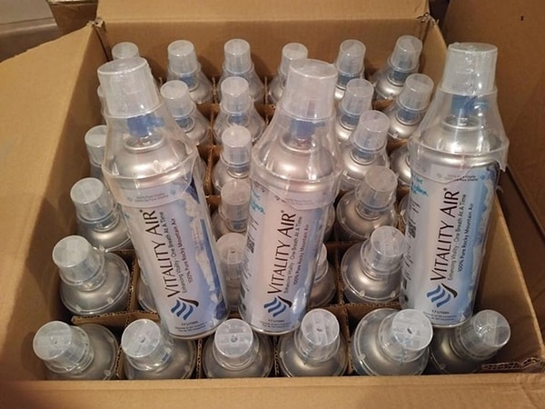 Согласно The Telegraph, один баллон содержит 7,7 литров свежего воздуха и продается за 100 юаней, что составляет приблизительно 15 долларов.