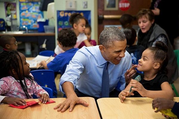 1. Obama, Lawrence'taki Community Children's Center'da, küçük bir kızın söylediği bir şeye gülerken. Kansas. 22 Ocak 2015.