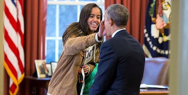 2. Başkan Obama'nın kızı Malia, babasının yüzündeki bir şeyi parmağıyla siliyor. 23 Şubat 2015.
