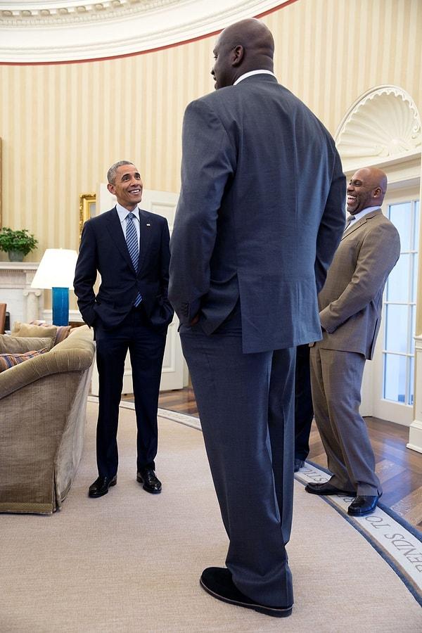 3. "Eski NBA oyuncusu Shaquille O'Neal gerçekten iri bir adam. Ancak, kısa bir ziyaret için Oval Ofis'e uğradığında iriliğini daha da vurgulamak için geniş açılı lens kullandığımı itiraf etmeliyim." diyor Souza. 27 Şubat 2015.