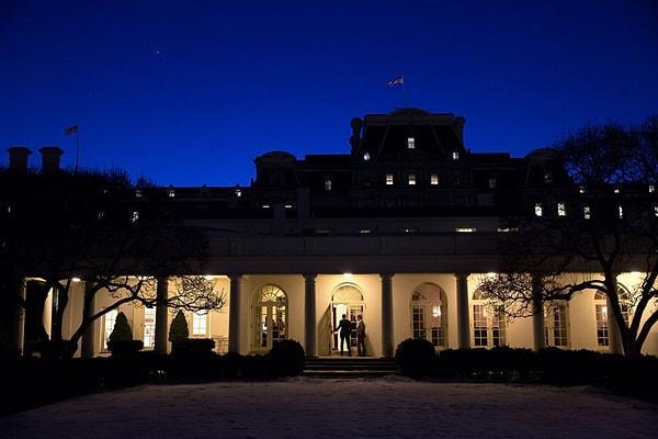 4. Başkan Obama'yı Shaun Donovan'la birlikte Oval Ofis'e girerken gösteren bu fotoğrafı Chuck Kennedy çekmiş. 27 Şubat 2015.
