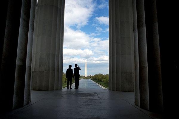 14. Başkan Obama ve Japonya başbakanı Shinzo Abe, Washington Anıtı'na bakıyor. 27 Nisan 2015.