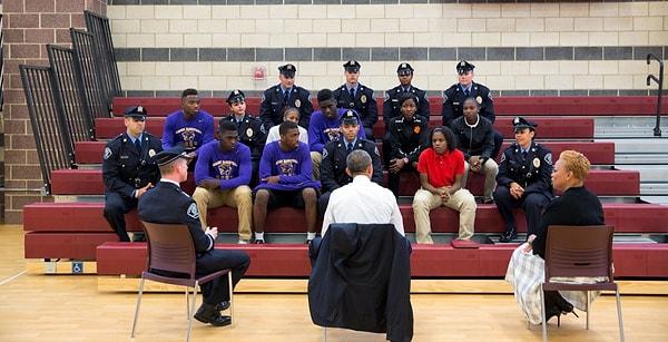 17. Başkan Obama, öğrenciler ve emniyet görevlileri ile toplumla olan ilişkileri üzerine konuşuyor. Camden, New Jersey. 18 Mayıs 2015.
