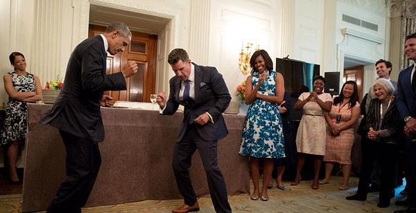 18. Beyaz Saray sosyal sekreteri Jeremy Bernard için Devlet Yemek Odası'nda düzenlenen veda partisinin sonunda Başkan Obama, Bernard'la birlikte dans etti. 18 Mayıs 2015.