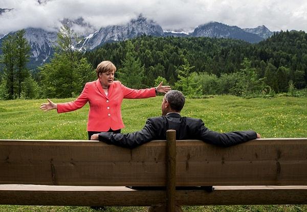 21. Almanya'daki G7 Zirvesi sırasında diğer liderlerle grup fotoğrafı çekilmeden önce Almanya başbakanı Angela Merkel ile. 8 Haziran 2015.