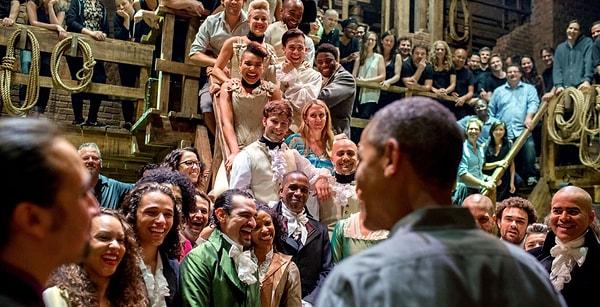 27. New York'taki Richard Rodgers Tiyatrosu'nda kızlarıyla birlikte 'Hamilton' oyununu izledikten sonra, oyun ekibiyle tanışıyor. 18 Temmuz 2015.