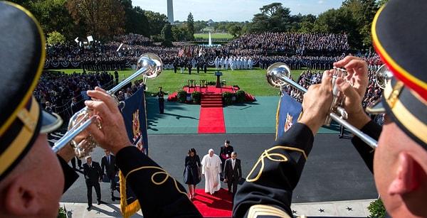 35. Başkan Obama ve First Lady, resmi karşılama töreninden sonra Papa Francis ile Beyaz Saray'a girerken. 23 Eylül 2015.