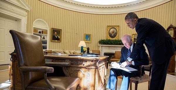 40. Başkan Yardımcısı Biden, başkanlık için adaylığını koymayacağını açıklamasından hemen önce Başkan Obama ile. 2 Ekim 2015.