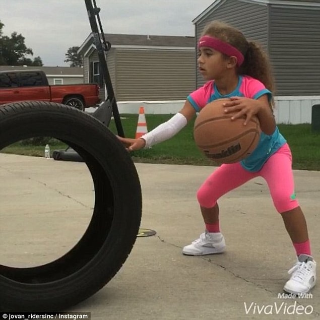 Jailyah, dribbling özelliğini geliştirmek için NBA süperstar'ı Stephen Curry'nin çalışma yöntemini kullanıyor.