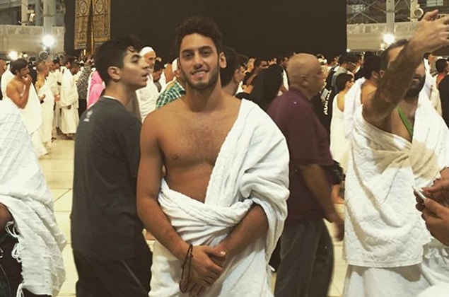 Geçtiğimiz günlerde de Kabe'de çektirdiği fotoğrafı internette paylaşmıştı.