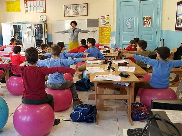 Başak Uysal, Milli Eğitim Bakanlığı'na bağlı İstanbul Beyoğlu Ahmet Emin Yalman İlkokulu'nda görevini hakkıyla yapan bir sınıf öğretmeni.