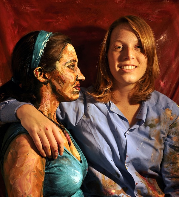 Ее слоган : "Ваше тело - мой холст".