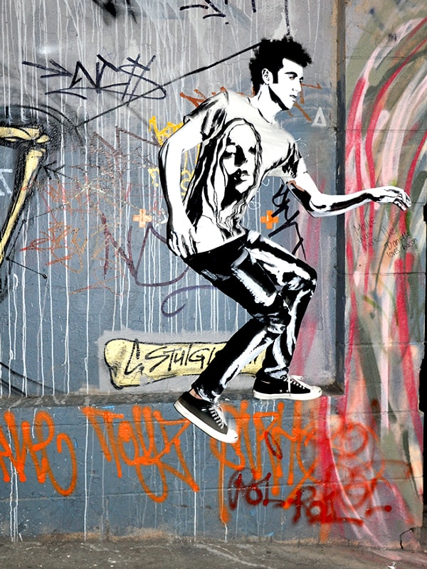 Раставляя правильные акценты и тени в своих работах, ей удалось переместить живые объекты в двумерную плоскость.