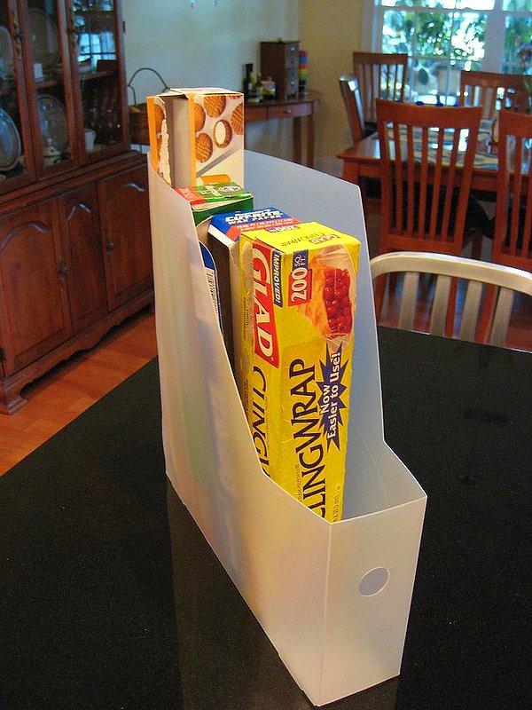 1. Bir dosya kılıfıyla genelde son çekmecede bulunan buzdolabı poşetinizi, alüminyum folyonuzu, yağlı kağıdınızı dikey bir şekilde saklayabilirsiniz.