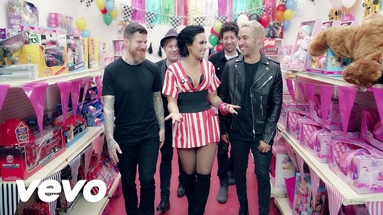 Fall Out Boy ve Demi Lovato'un Eğlenceli Yeni Klibi "Irresistible" Yayınlandı!