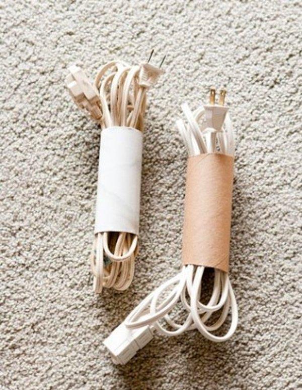 9. Tuvalet kağıdı rulolarıyla kablolarınızı düzenleyin.