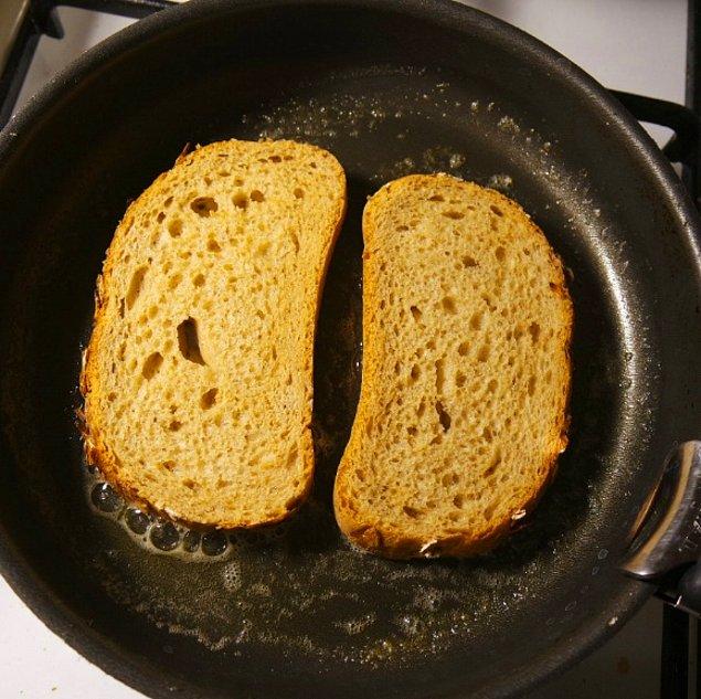3. Tavada kızarmış her şeyin tadını alan ekmek