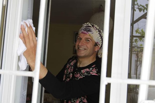 Çekilen fotoğrafları izniyle bir sergide kullanılmış ve köyde yaşayan şalvarlı trans kadın görüntüsü gazetecilerin ilgisini çekince hikayesi röportajlarla yayılmış.