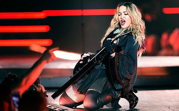 Fiziğiyle ve yaşına rağmen sergilediği performanslarla herkesin bir noktada favorisi olan Madonna hangi şarkıya katkıda bulunsa popülerliği uçup gidiyor adeta...