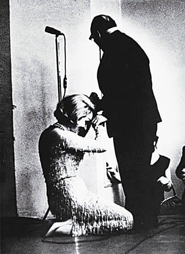 1. Marlene Dietrich 1963 yılında Konstantin Paustovsky'nin elini öperken.