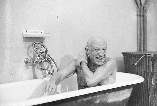 8. Pablo Picasso banyo yaparken.
