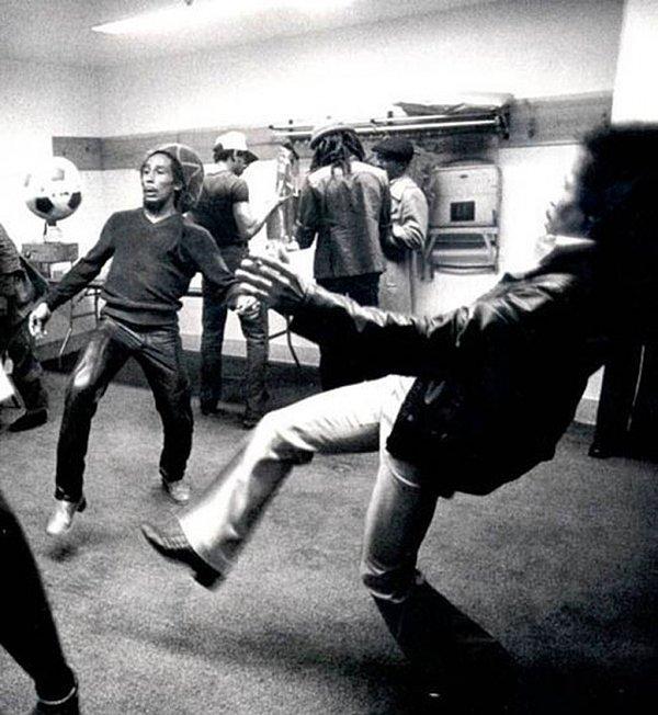 19. Bob Marley konser öncesi futbol oynuyor.