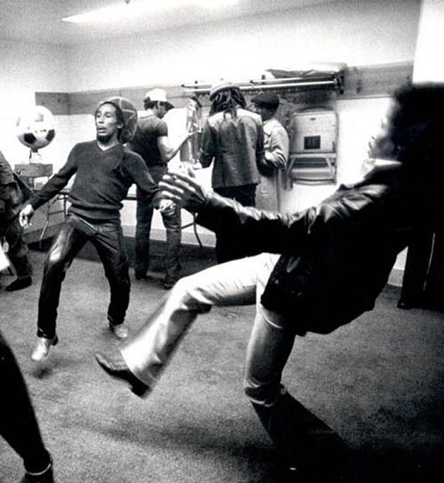 19. Bob Marley konser öncesi futbol oynuyor.