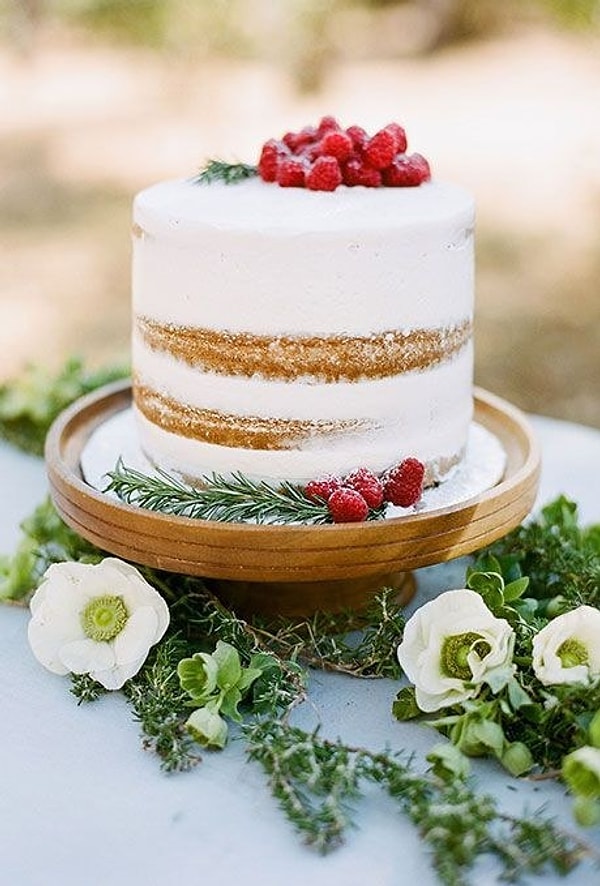 3. Простой одноярусный свадебный торт в стиле рустик.