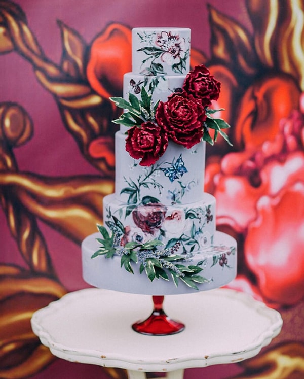 19. Бледно-голубой торт с элегантной росписью.