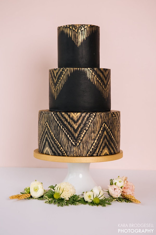 24. Гламурный торт в золотом и черном цветах.