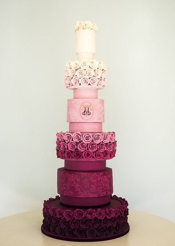 25. Сногсшибательный торт с шестью (!!!) ярусами и сахарными розами.