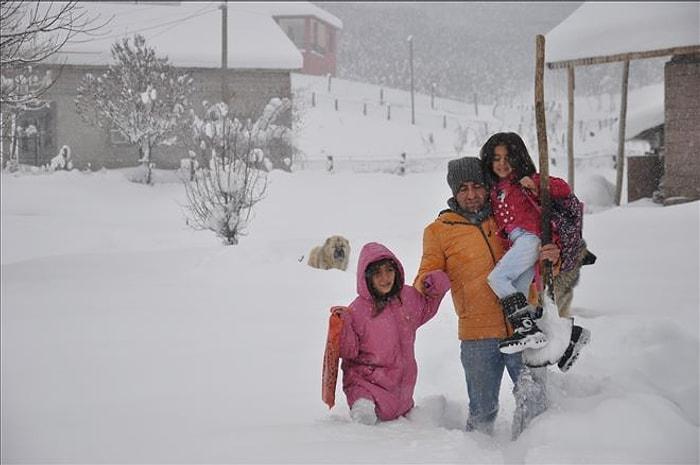 Kar Nedeniyle Öğrencilerini Ev ile Okul Arası Kucağında Taşıyan Cengiz Öğretmen
