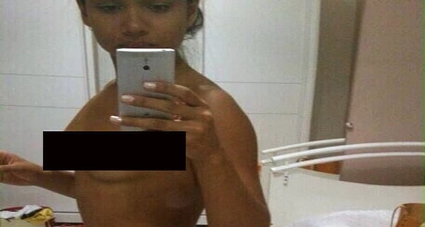 Мафии удалось получить доступ к личному архиву фотографий обнаженной Джулии. Пикантные снимки были затем опубликованы в социальных сетях и принесли полицейской мировую славу.