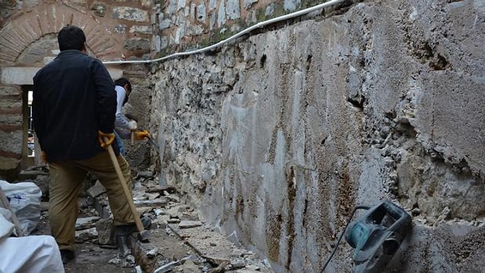 500 Yıllık Caminin Duvarındaki Pisuvarlar Tepkiler Üzerine Söküldü