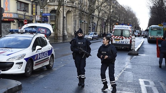 Paris'te Karakola Saldırı Girişimi