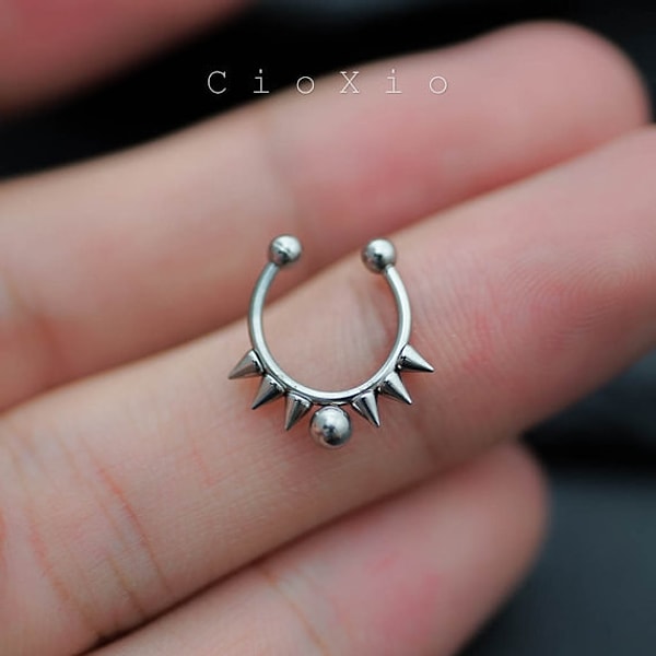 3. Колечко с шипами.