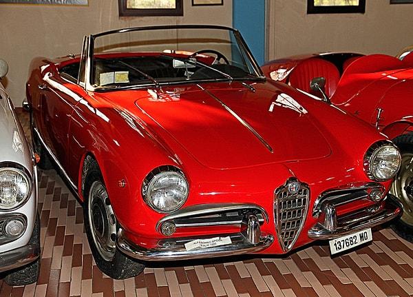 3. Yeni araba kokusu herkes tarafından güzel bulunur, bir Alfa Romeo'nun kokusu çekici, baştan çıkarıcı ve kışkırtıcıdır.