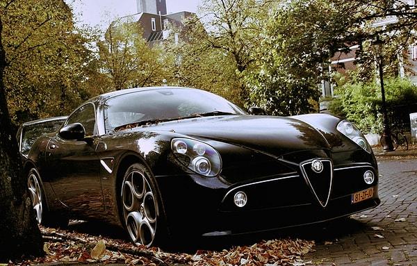 15. Farklı kelimesinin otomobil dünyasındaki karşılığıdır Alfa Romeo.