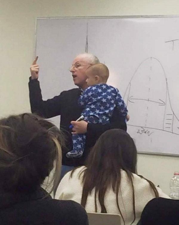 8. Öğrencisinin ağlayan bebeğini kucağına alıp derse devam eden profesör, profesör gibi profesör.