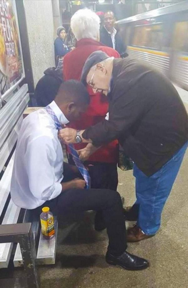 10. Metroda kravatını bağlarken zorlanan gence yardım edip, ona kravat bağlamayı adım adım gösteren amca.