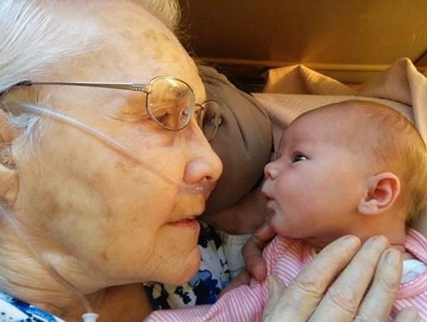 19. Torununun 2 günlük bebeği ile tanışan 92 yaşındaki büyük büyük anne.