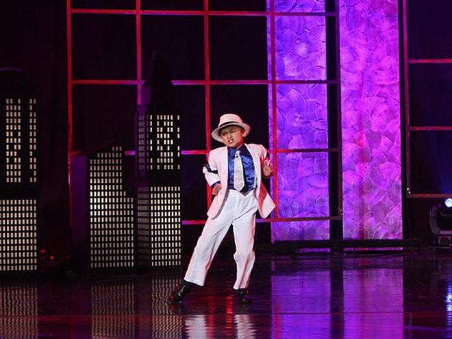 8 Yaşındaki Minik Michael Jackson'dan Orijinalini Aratmayacak Dans Performansı