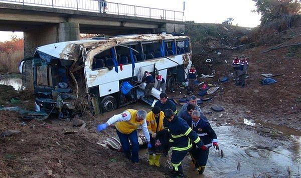 Kaçakları taşıyan otobüsle otomobil çarpıştı: 6 ölü, 30 yaralı