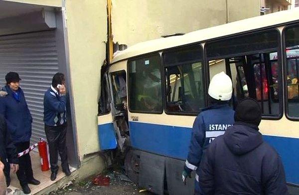 Sarıyer'de minibüs duvara çarptı: 1 ölü, 15 yaralı