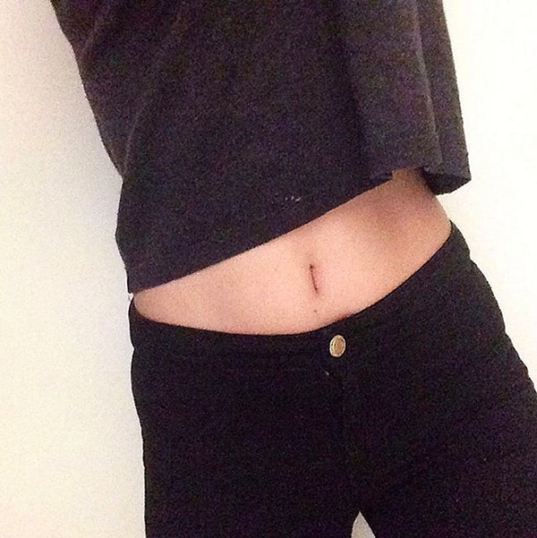 15. Джинсы с высокой талией превращаются в джинсы с низкой талией.