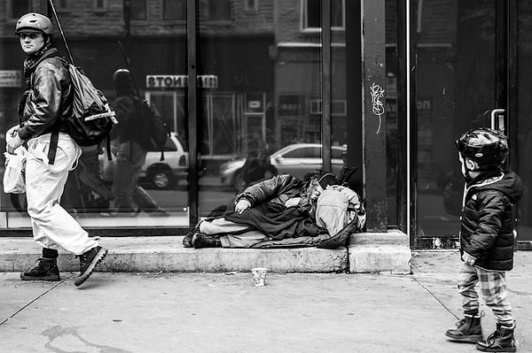 Папочка, а почему дядя спит на улице?