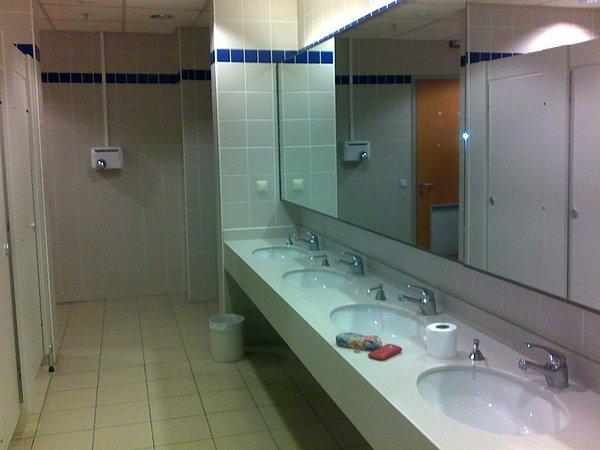 2- Ortak kullanım alanlarındaki tuvaletlerin sifon, musluk ve kapı kolları