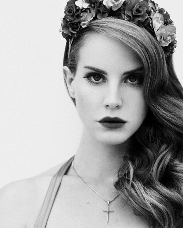 Aramızda 'Born to Die' albümüyle hepimizi melankoliyle tanıştırmış başarılı şarkıcı Lana Del Rey'i bilmeyen yoktur.