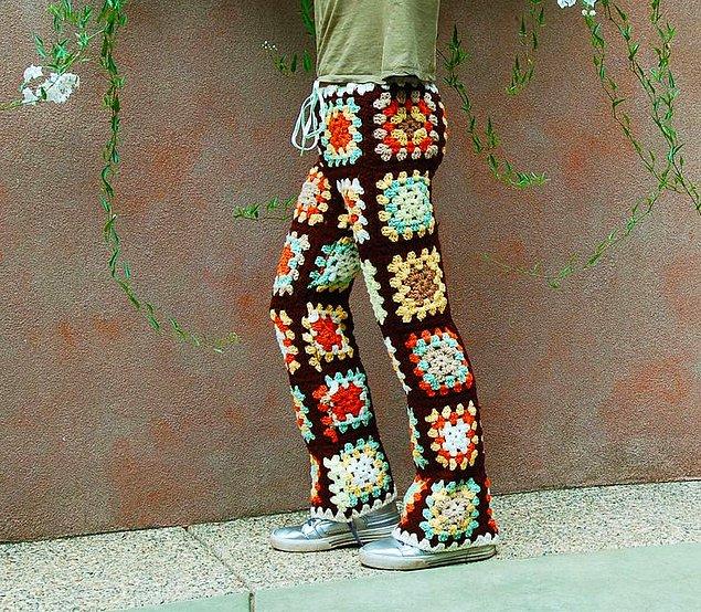 25. Haydi erkekler, ister patchwork türü renkli bir pantolonla.